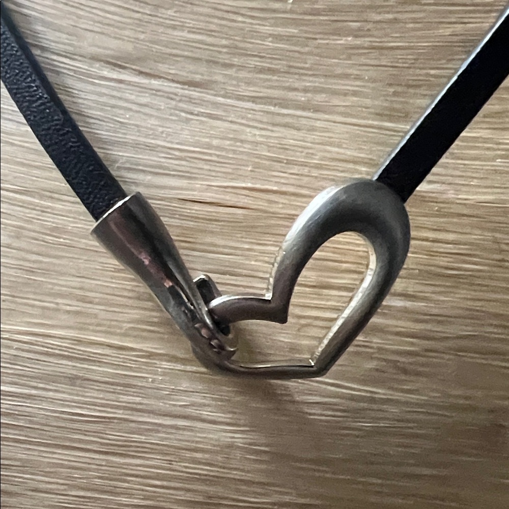 Elegant Black Heart choker - Picture 2 of 3